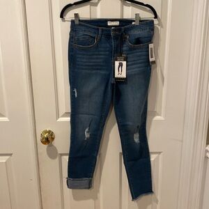 NWT Sofia Vergara skinny jeans size 4.